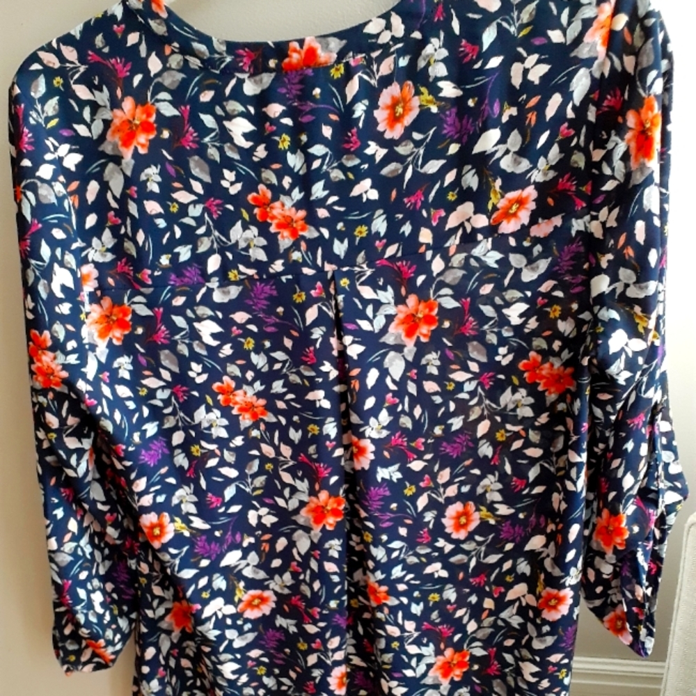 Daniel Rainn floral top!